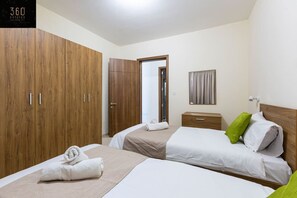 2 quartos, escrivaninha, ferros/tábuas de passar roupa, berço de viagem