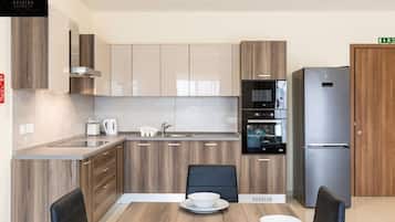 Geladeira, micro-ondas, fogão, cooktop