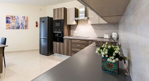 雪櫃、微波爐、焗爐、爐具