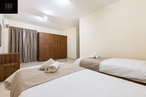 2 Schlafzimmer, Schreibtisch, Bügeleisen/Bügelbrett, Reisekinderbett