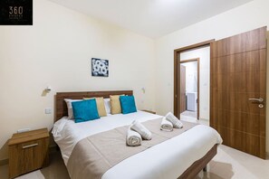 2 間睡房、書桌、熨斗/熨衫板、可攜式嬰兒床