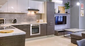 Frigorífico, microondas, horno y placa de cocina