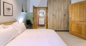 3 chambres, bureau, fer et planche à repasser, lit de bébé portatif