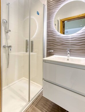 Articles de toilette gratuits, sèche-cheveux, serviettes fournies