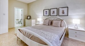 3 Schlafzimmer, Schreibtisch, Bügeleisen/Bügelbrett, Reisekinderbett