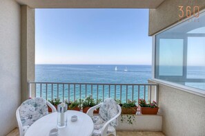Outdoor dining - A Beautiful seafront home with balcony & Views (Sliema)