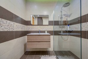 Sèche-cheveux, serviettes fournies, papier toilette