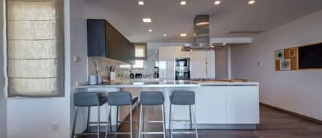 Réfrigérateur, four à micro-ondes, un four, surface de cuisson