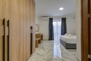 1 habitación, escritorio, tabla de planchar con plancha y cuna de viaje
