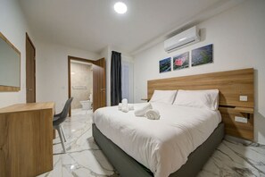 2 chambres, bureau, fer et planche à repasser, lit parapluie