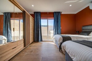 Schreibtisch, Bügeleisen/Bügelbrett, Reisekinderbett, WLAN