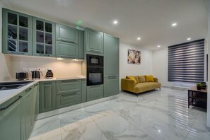 Køleskab, mikrobølgeovn, ovn, kogeplade