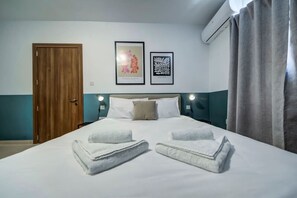 2 habitaciones, escritorio y tabla de planchar con plancha