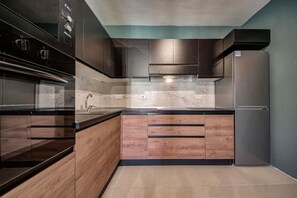 Een koelkast, een microgolfoven, een oven, een kookplaat