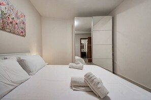 3 bedrooms, desk, iron/ironing board, travel crib