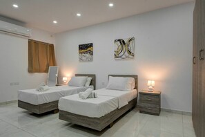 3 bedrooms, desk, iron/ironing board, WiFi