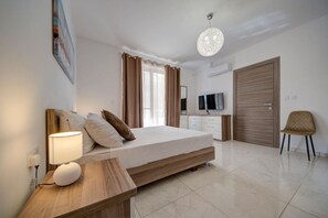 3 bedrooms, desk, iron/ironing board, WiFi