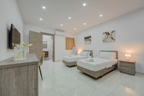 2 Schlafzimmer, Schreibtisch, Bügeleisen/Bügelbrett, Reisekinderbett