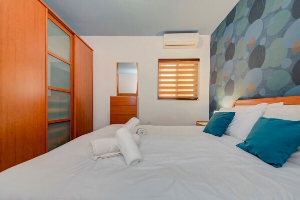 3 Schlafzimmer, Schreibtisch, Bügeleisen/Bügelbrett, Reisekinderbett