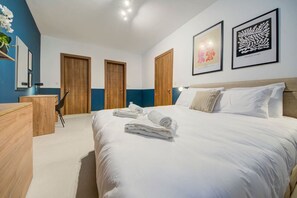 2 bedrooms, desk, iron/ironing board, travel cot