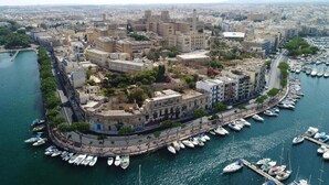 Marina - Modern 2BR home with Balcony & Sofa bed in Pieta (Tal-Pietà)