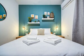 1 Schlafzimmer, Schreibtisch, Bügeleisen/Bügelbrett, Reisekinderbett