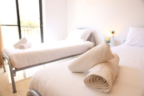 1 bedroom, desk, iron/ironing board, travel cot - Spacious Mellieha 2BR home with Stunning Sea Views (Il-Mellieħa)