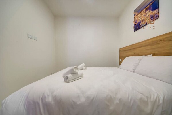 2 chambres, bureau, fer et planche à repasser, lit parapluie