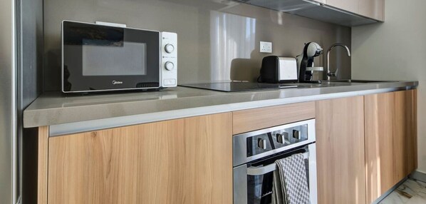 Réfrigérateur, micro-ondes, four, plaque de cuisson