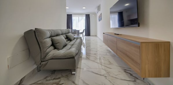 TV - Stunning 2BR home with private balcony in St Pauls (San Pawl il-Baħar)