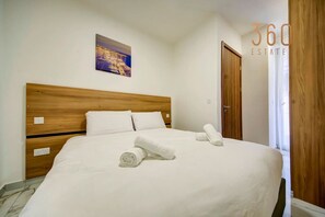 2 Schlafzimmer, Schreibtisch, Bügeleisen/Bügelbrett, Reisekinderbett