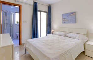 3 bedrooms, desk, iron/ironing board, travel crib