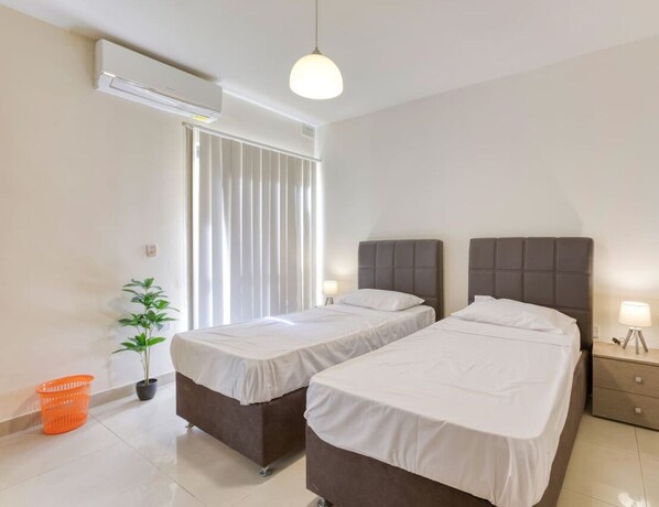 3 Schlafzimmer, Schreibtisch, Bügeleisen/Bügelbrett, Reisekinderbett