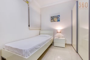 3 habitaciones, escritorio y tabla de planchar con plancha