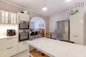 Een koelkast, een magnetron, een oven, een kookplaat