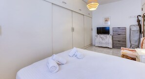1 chambre, bureau, fer et planche à repasser, lit de bébé portatif