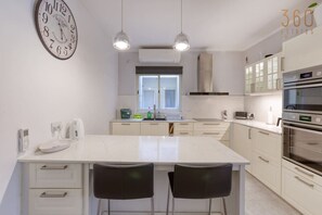 Een koelkast, een magnetron, een oven, een kookplaat