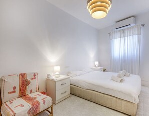 1 bedroom, desk, iron/ironing board, travel cot - Cosy 1BR Apt with private balcony in St Pauls Bay (San Pawl il-Baħar)