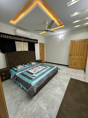 4 bedrooms, iron/ironing board, WiFi, bed sheets