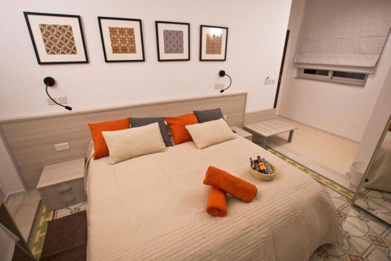 1 chambre, bureau, fer et planche à repasser, lit parapluie