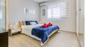 1 chambre, bureau, fer et planche Ă repasser, lit parapluie