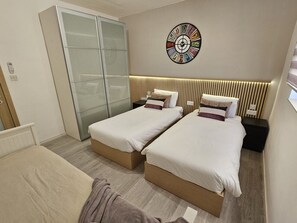 2 Schlafzimmer, Schreibtisch, Bügeleisen/Bügelbrett, Reisekinderbett