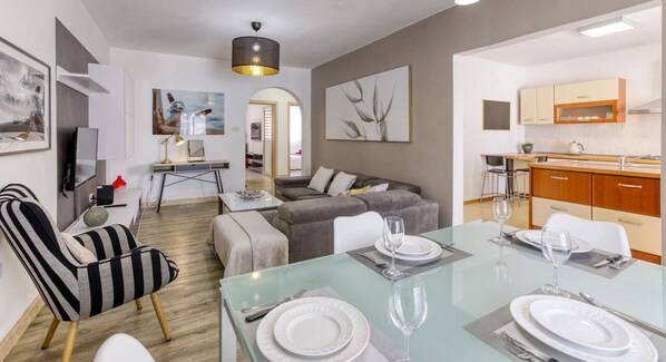 TV - Modern 2BR home with private balcony in Swieqi (Is-Swieqi)