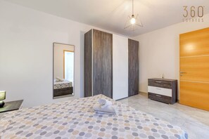 1 habitación, escritorio, tabla de planchar con plancha y cuna de viaje