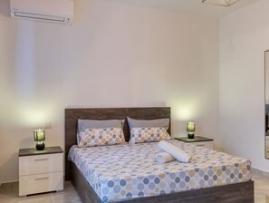 1 quarto, escrivaninha, ferros/tábuas de passar roupa, berço de viagem