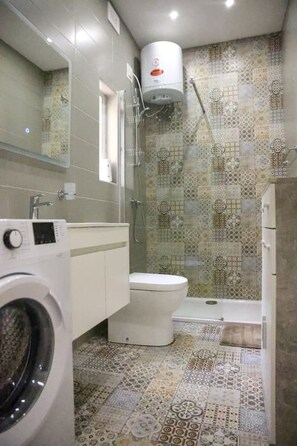 Haartrockner, Handtücher, Seife, Toilettenpapier