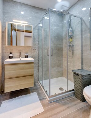 Hårføner og håndklær