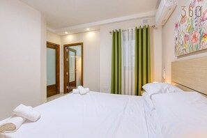 3 slaapkamers, een bureau, een strijkplank/strijkijzer, reisbedje