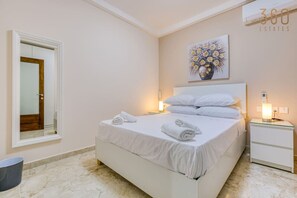 3 soverom, skrivebord, strykejern/-brett og reiseseng for barn