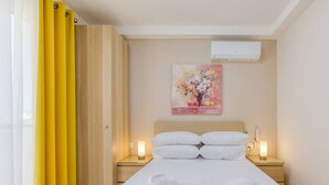 3 soverom, skrivebord, strykejern/-brett og reiseseng for barn